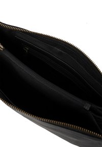 Clutch in pelle nera con una finitura testurizzata. Dotato di una zip dorata, più scomparti interni e una tasca con zip per una custodia sicura.