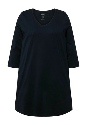 Tunique bleu marine avec un col en V, des manches trois-quarts et une coupe ample ; fabriquée à partir d'un tissu doux et lisse avec des coutures minimales.