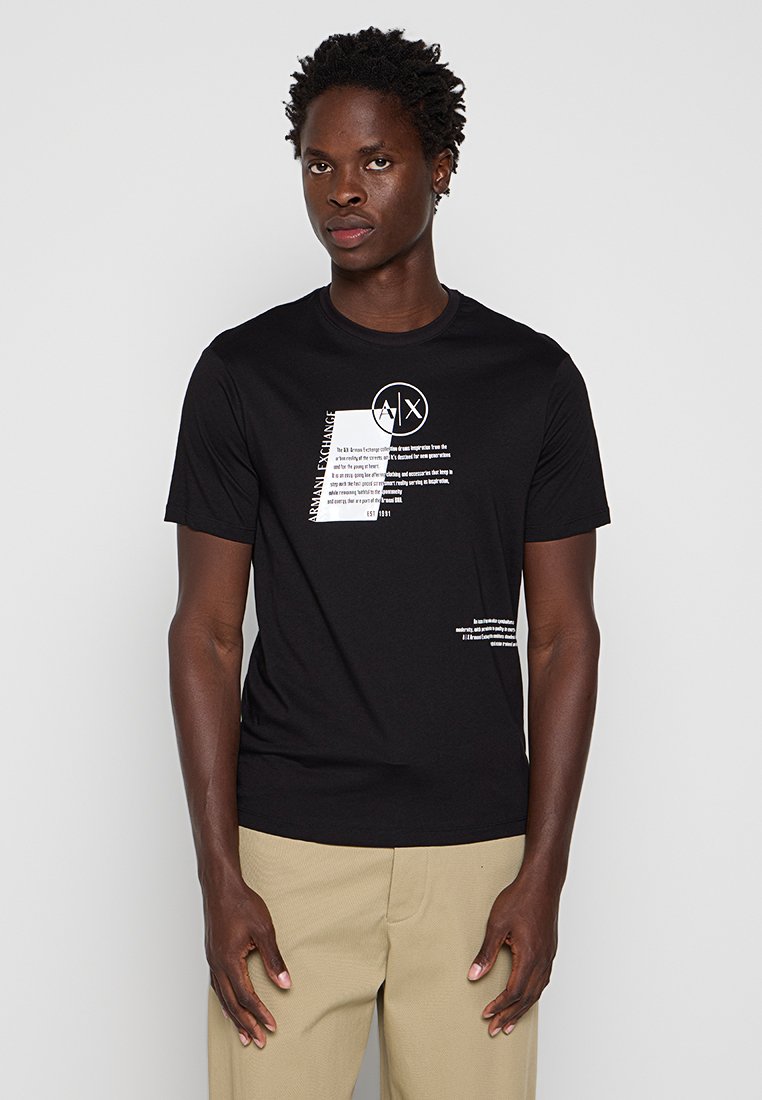 Czarny bawełniany t-shirt z białymi napisami i logo na przodzie. Klasyczny okrągły dekolt i krótkie rękawy. Gładka tekstura.