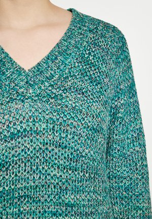 Pulover tricotat teal cu decolteu în V, având un model texturat de fire împletite în nuanțe variate de verde și albastru.