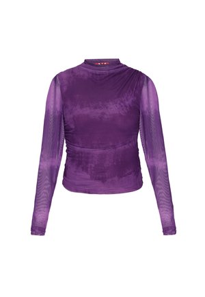 Lilla langærmet dametop med halvgennemsigtige ærmer, høj halsudskæring og en tætsiddende, rynket design foran og på siderne.