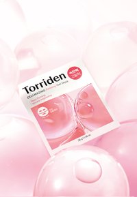 Masque gel raffermissant Torriden Cellmazing dans un emballage rose et brillant, présentant des bulles et une étiquette blanche. Contient 36g ou 1,26 oz.