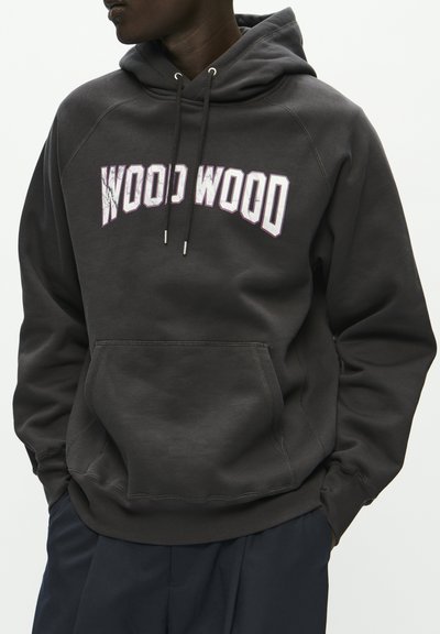 Temno siva kapuca s «WOOD WOOD» logotipom v beli in vijolični barvi. Ima vrvice, sprednji žep in rebraste manšete.