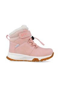Botín de tobillo impermeable en color rosa con borde de piel sintética, suela de goma, cordones ajustables y cierre de tiras autoadhesivas. Presenta un exterior de tela texturizada y un logotipo.