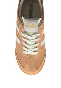 Baskets en daim rose avec des rayures blanches, bout rond, semelle beige, détail de logo doré sur la languette et lacets blancs. Tige texturée pour une meilleure adhérence.