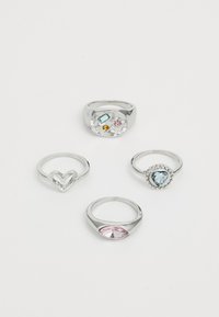 Cuatro anillos: un anillo de plata maciza con gemas de colores, una banda en forma de corazón, un anillo de piedra redonda con acentos azules y un anillo ovalado de cabujón rosa.