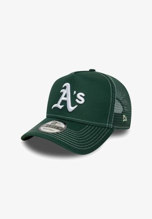 Vihreä säädettävä baseball-lippis, jossa on valkoinen "A:n" logo, teksturoitu verkkomateriaali takana ja kaareva lippa, jossa on kontrastiväriset ompeleet.