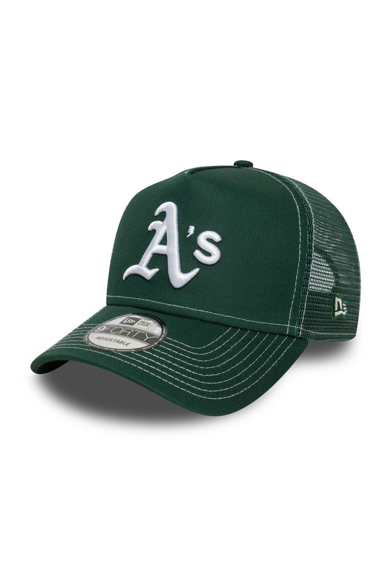 Gorra de béisbol ajustable verde con el logotipo blanco de los "A", parte trasera de malla texturizada y visera curva con detalles de costura en contraste.
