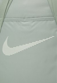 Nike Performance GYM TOTE - Bolsa de deporte - jade horizon/sea glass