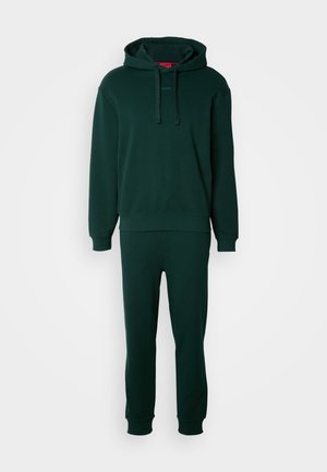Mørkegrøn hoodie med en frontlomme og snørre, parret med matchende tapered sweatpants. Glat stof med ribbede manchetter.