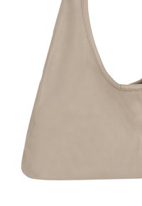 Beige skuldertaske i læder med en glat tekstur, trekantet form og minimalt syningsdetaljer langs den øverste kant.