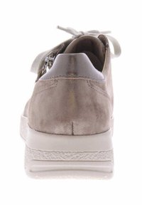 Lichtgrijze suède sneaker met een gladde metalen hielkap, tekstuurzool en gestrikte veters, die een minimalistisch ontwerp toont.