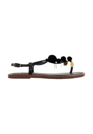 Sort flad sandal med ankremand, dekoreret med fire sorte pomponer og små guldfarvede charme-detaljer langs tå-remmen.