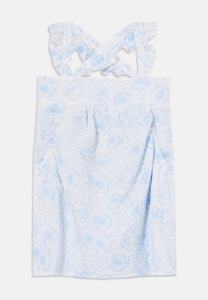 Oblačilo s cvetličnim vzorcem v svetlo modri in beli barvi, z nabrano naramnicami, prileganjem v pasu in nabranim krilom z bočnimi žepi.