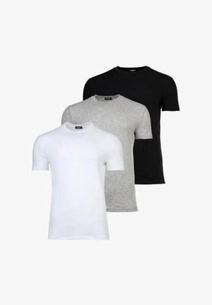 Tre magliette a maniche corte e girocollo in bianco, grigio e nero, sovrapposte una davanti all'altra su sfondo bianco.