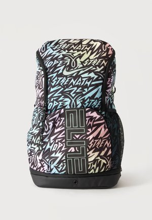 Wielobarwny plecak Nike z abstrakcyjnym wzorem graffiti, podwójnymi komorami na zamek, siatkową kieszenią boczną oraz wyraźną grafiką "ELITE" na przedniej kieszonce.