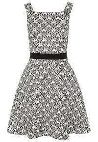 Abito a motivi in bianco e nero con scollo quadrato, spalline larghe e vita aderente, caratterizzato da una cintura nera. Design della gonna a linea A.