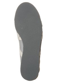 Podešev boty z texturovaného šedého gumového materiálu, s vzorovaným gripem. Okraje vykazují kombinaci béžové a šedé barvy.