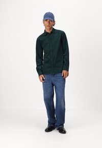 Bruuns Bazaar CORDBBSTOKED SHIRT - Srajca - dark green