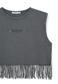 Top grigio senza maniche con scollatura rotonda, orlo frangiato e la scritta "BREATHE ARIZONA" stampata in nero. Presenta dettagli in borchie argentate sulle spalle.