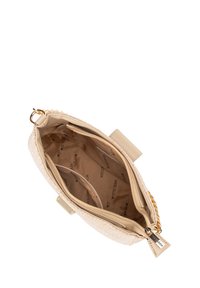 Sac à main texturé beige avec une fermeture éclair dorée, une poche zippée intérieure et divers compartiments. Doublé de tissu de marque.