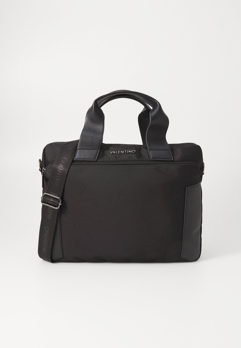 Μαύρη τσάντα Valentino με διπλές λαβές στην κορυφή, αποσπώμενο ιμάντα ώμου, υφασμάτινη υφή και κλείσιμο με φερμουάρ. Περιέχει λεπτομέρειες με λογότυπο.