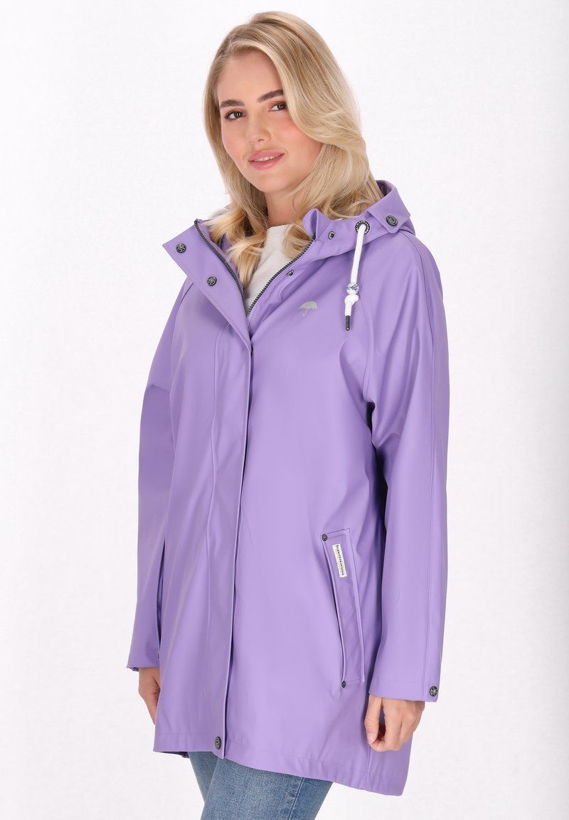 Lavendelfärgad regnjacka med huva, utrustad med dragkedja, justerbar dragsko, tryckknappar och sidofickor. Slätt, vattenavstötande material.