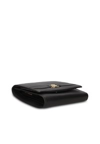 Portafoglio in pelle nera con chiusura a patta, caratterizzato da dettagli in oro, cuciture e design compatto. Texture liscia con finitura raffinata.