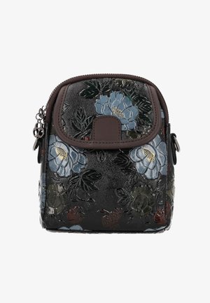 Fekete virágmintás oldaltáska dombornyomott kék virágokkal, zöld levelekkel és barna bőrből készült díszítésekkel. Cipzáras záródás és dekoratív fém kiegészítők.