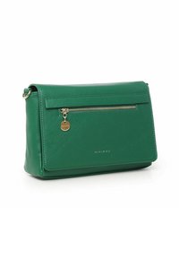 Borsa a tracolla verde in pelle con tasca frontale con zip, hardware dorato e forma rettangolare slim. Presenta il logo del marchio in rilievo sulla parte anteriore.