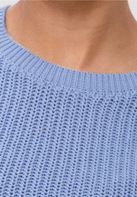 Himmelblauer, gestrickter Pullover mit einem strukturierten Zickzackmuster, geripptem Rundhalsausschnitt und weichem, atmungsaktivem Material.