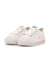 Sneakers bianchi in tela con motivo floreale, punta rotonda e suola in gomma spessa. Presentano strisce rosa sulla suola e lacci bianchi. Logo blu sulla linguetta.