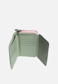 Myntgrön plånbok med en slät yta. Innehåller kortfack, ett zippered fack och en tryckknappslåsning. Insidan har rosa accenter.