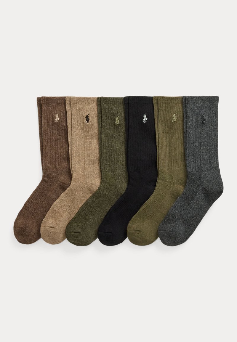 Sechs Paar gerippte Crew-Socken in Braun, Beige, Oliv, Schwarz, Dunkelgrün und Grau, jeweils mit einem kleinen gestickten Logo nahe dem oberen Rand.