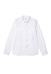 Camisa blanca de manga larga y botón, hecha de algodón. Presenta un cuello clásico, una tapeta frontal y un sutil bordado del logo en el pecho.