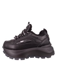 Zapatillas de plataforma negras con suela de goma gruesa, parte superior de textil y acentos de pelaje. Presenta cordones con patrón en blanco y negro y detalle de logo.