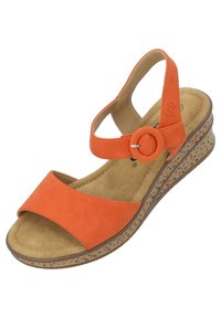 Sandalia cuña naranja con parte superior suave, correa ajustable que presenta una hebilla circular, plantilla media texturizada similar al corcho y plantilla acolchada.