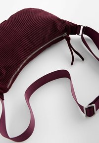 Next SLING - Rankinė per petį - berry red