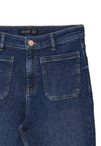 Jeans in denim blu scuro con taglio dritto, dotati di chiusura con bottone, passanti per cintura e due tasche posteriori con cuciture a contrasto.