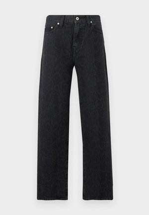 Jean noir taille haute à jambe droite avec un motif léopard subtil, bouton frontal, fermeture éclair et design à cinq poches.