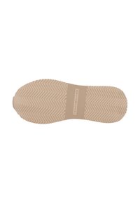 Semelle de chaussure en caoutchouc beige clair avec un motif en chevron, présentant une finition texturée et une bande de marque centrale.