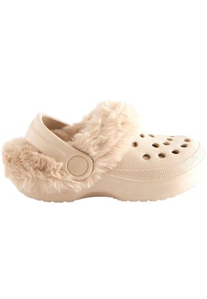 Sabot beige à enfiler avec des trous de ventilation et une doublure en fausse fourrure moelleuse autour du talon et de l'ouverture du pied pour plus de chaleur et de confort.