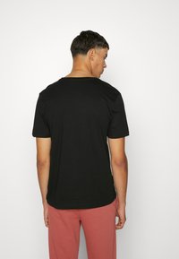 Fila BURBACH TEE - Print T-shirt - black