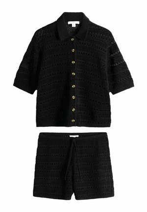 Schwarzes Häkelstrick-Kurzarmhemd mit Knöpfen, Kragen und passenden Shorts mit Kordelzug, versehen mit einem strukturierten Lochmuster.