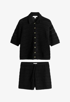 Crna košulja kratkih rukava s gumbima, izrađena kukičanjem, s ovratnikom i odgovarajućim šorcima s vezicom, s teksturiranim uzorkom s otvorima.