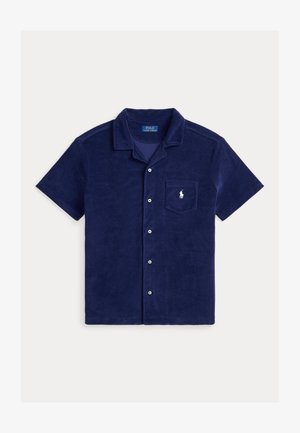 Kratka majica s kratkimi rokavi v mornarsko modri barvi iz teksturirane tkanine, z žepom na prsih in belim vezenim logotipom ter zapenjanjem na gumbe spredaj.