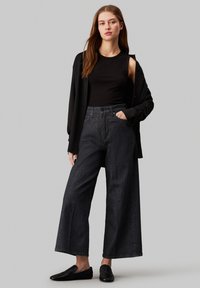Calvin Klein WIDE ANKLE - Široke hlačnice - denim dark