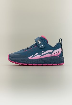 Baskets de sport bleues et roses pour enfants avec strap Velcro, languette d’extraction et semelle texturée conçues pour toutes conditions météorologiques.