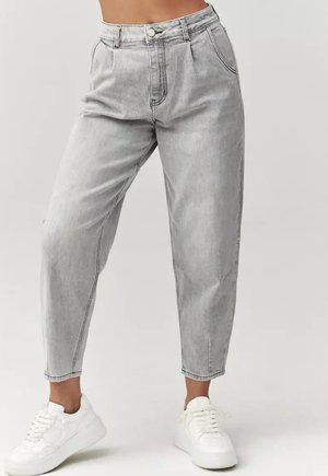 - Spodnie materiałowe