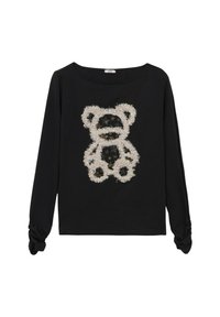 Czarny top z długim rękawem, z teksturowanym, puszystym białym wzorem misia teddy z czarnymi akcentami oraz dekoltem w serek. Marszczenie na rękawach.
